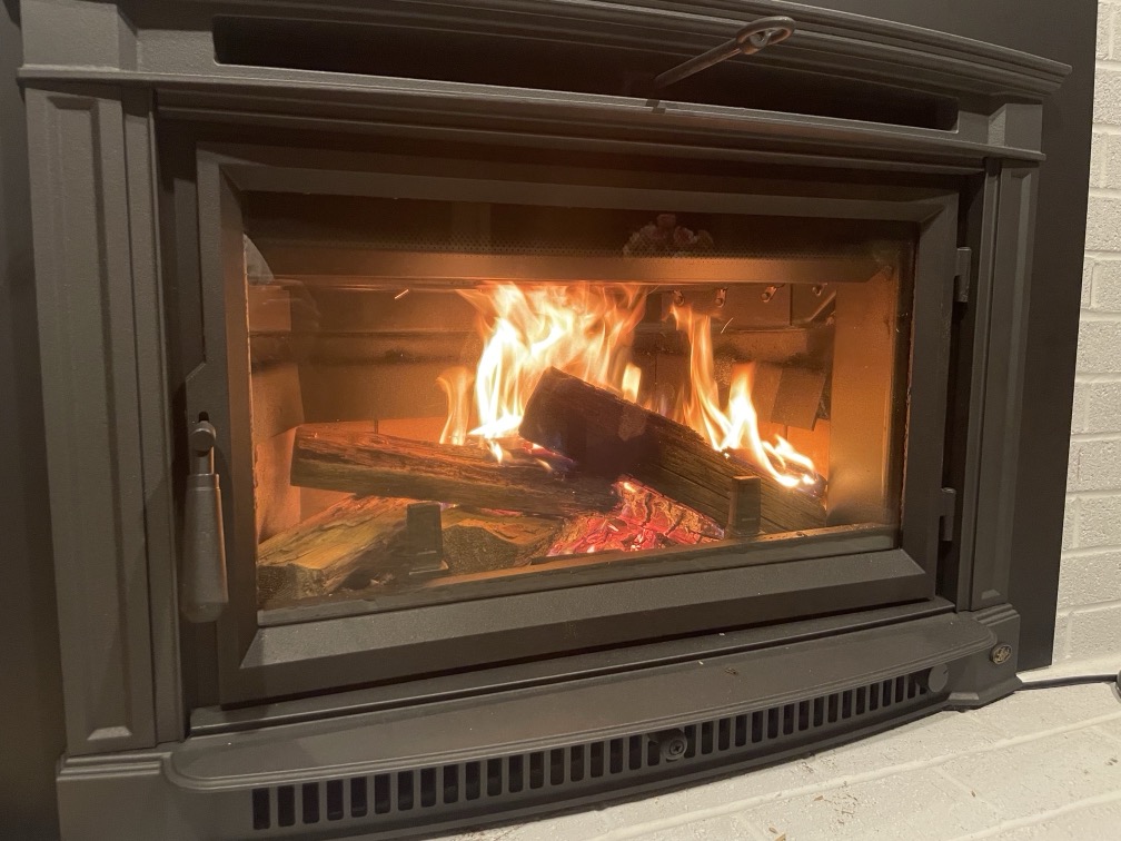 [Hearth.com] What am I doing wrong? (thick logs don't keep the fire)