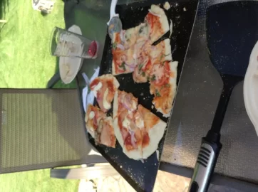 [Hearth.com] Fresh pizza on the Bbq