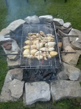 [Hearth.com] Fathers Day chicken on the keyhole pit!