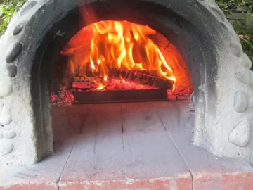 [Hearth.com] More wood-fired oven pizza pics.