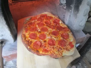 [Hearth.com] More wood-fired oven pizza pics.