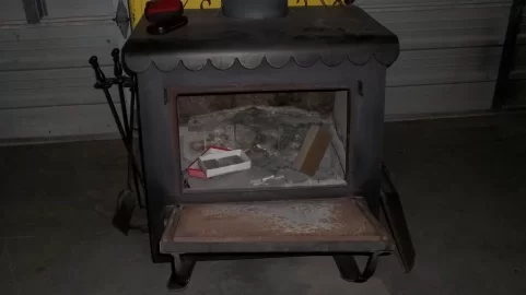 [Hearth.com] I'm not of the year, id this stove maker?