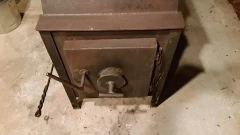 [Hearth.com] Old stove - new owner - any guesses?