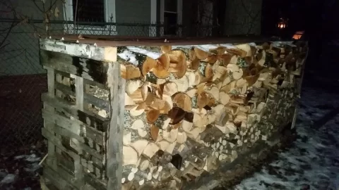 [Hearth.com] Simple pallet firewood rack