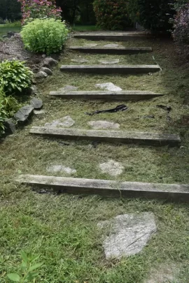 [Hearth.com] Landscaping a walkway: grassy to stones