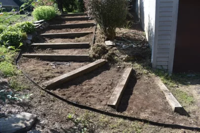 [Hearth.com] Landscaping a walkway: grassy to stones