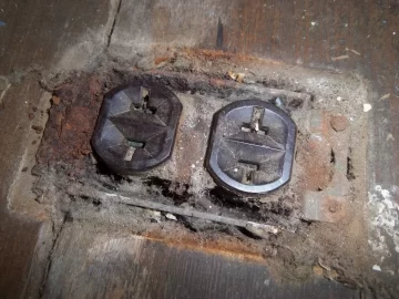 [Hearth.com] Weird outlet wiring