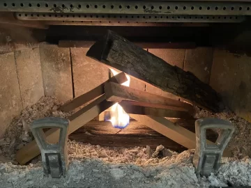 [Hearth.com] Wood drops down, stops burning