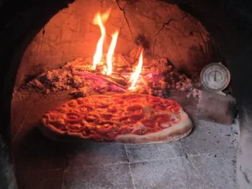 [Hearth.com] Not done with summer yet.  More WFO pizzas.